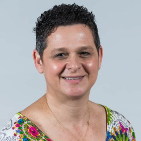 תמונה של ד"ר חיה מאיר רופאת שיניים ופריודונטית, מומחית למחלות חניכיים